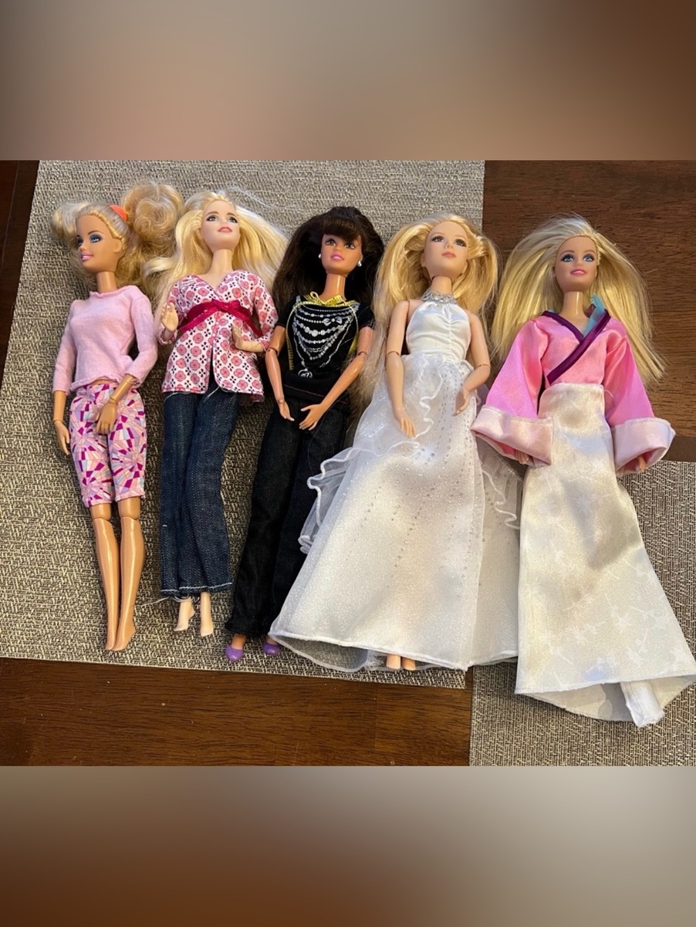Barbie.  Set of‎ Fashion Dolls in Various Outfits